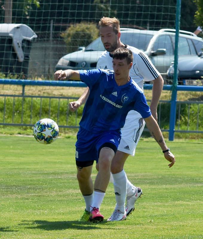 Ledničtí fotbalisté (v bílém) v této sezoně jsou ve velké formě.