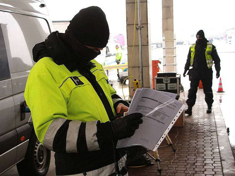 Policisté kontrolovali u řidičů negativní Covid testy.