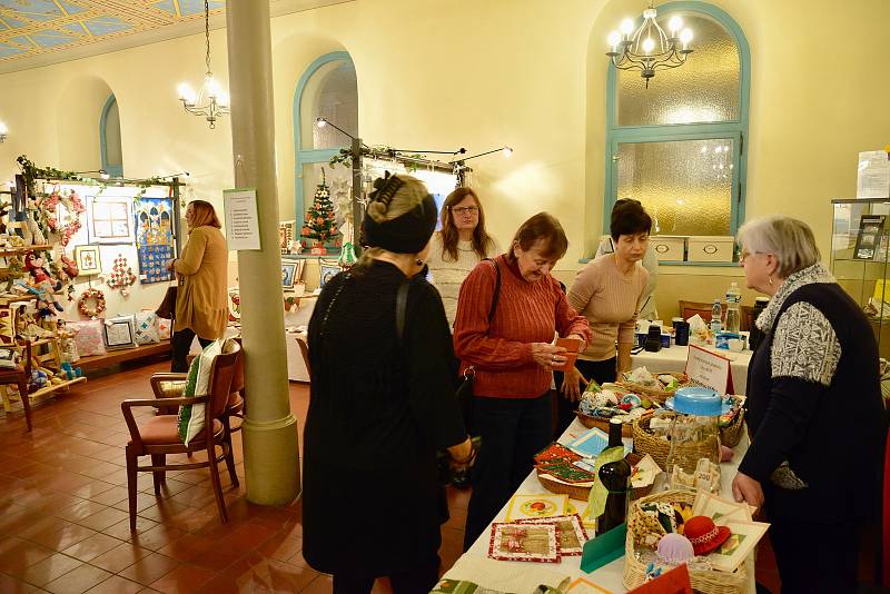 Z vernisáže tradiční adventní výstavy patchworku v břeclavské synagoze.