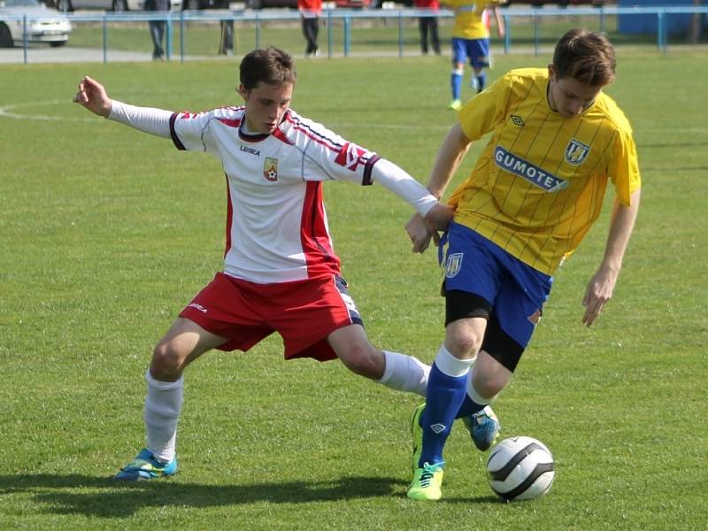 Břeclavané (ve žlutém) v jarní premiéře podlehli vedoucím Hranicím. 