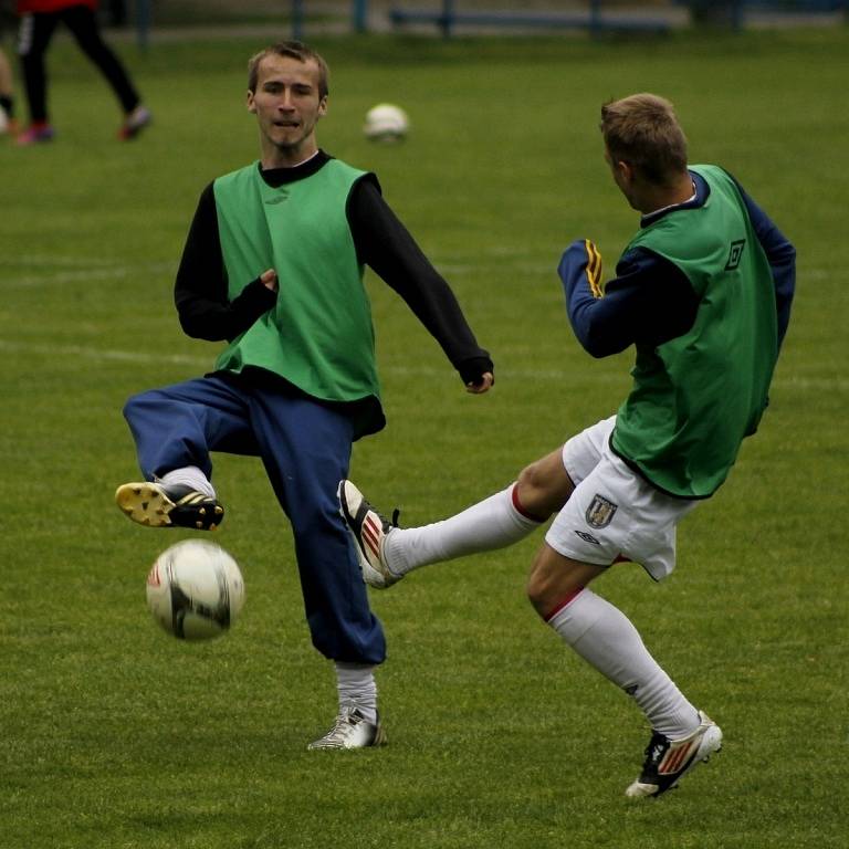 Břeclavští fotbalisté (v bílém) doma nedali Třebíči gól.