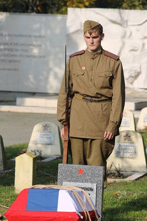 Na hřbitově Rudé armády v Hustopečích ve čtvrtek pietně pohřbili ostatky čtyř vojáků z druhé světové války. Ti padli na území Kobylí a Brodu nad Dyjí.