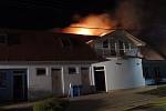Noční požár budovy ve sportovním areálu v Němčičkách hasiči dostali pod kontrolu po skoro čtyřech hodinách. 