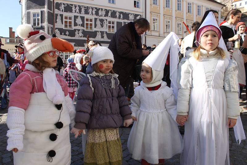 Různé masky se zúčastnily sobotní fašankové obchůzky v Mikulově. Masopustní veselí tam zpestřil tanec Pod šable. 