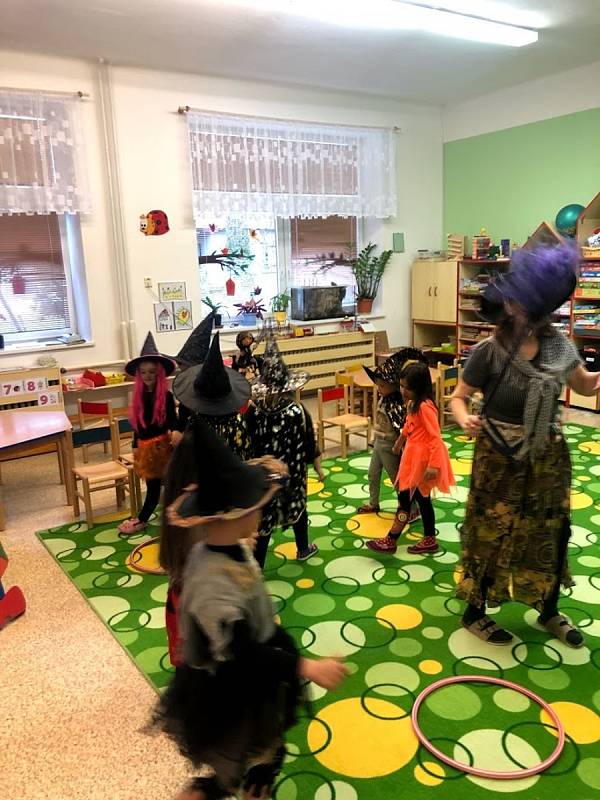 Děti si užily čarodějnickou párty, plnou tance, her a zábavy.
