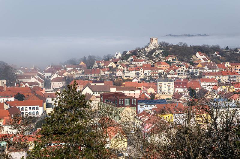 Dominantou města Mikulov je zámek. Při dobrém počasí je na něj krásný výhled ze Svatého kopečku.