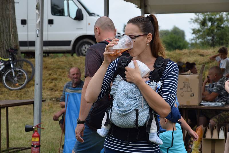 V Podivíně měli sraz majitelé továrních i doma vyrobených traktorů