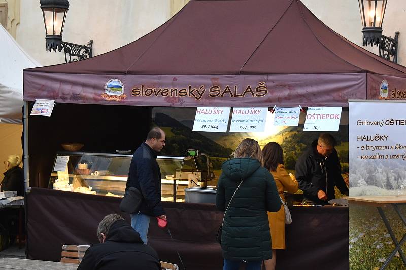 Poslední říjnové dny byl valtický zámek v obležení. Turisty přilákal tradiční Čokoládový festival, který se konal od čtvrtka do neděle.