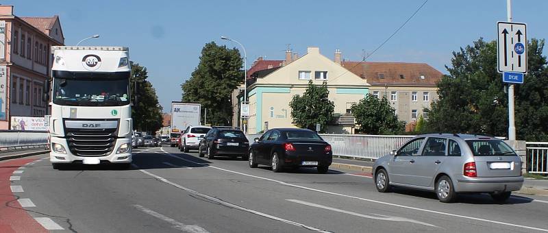 Uzavírka ulic Sovadinova a Na Zahradách způsobuje v centru města dopravní problémy.