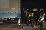 Desítky běženců se ukrývaly v nákladním autě z Turecka. Jihomoravští celníci je objevili ve čtvrtek v podvečer při kontrolách na dálnici D2 na Břeclavsku.