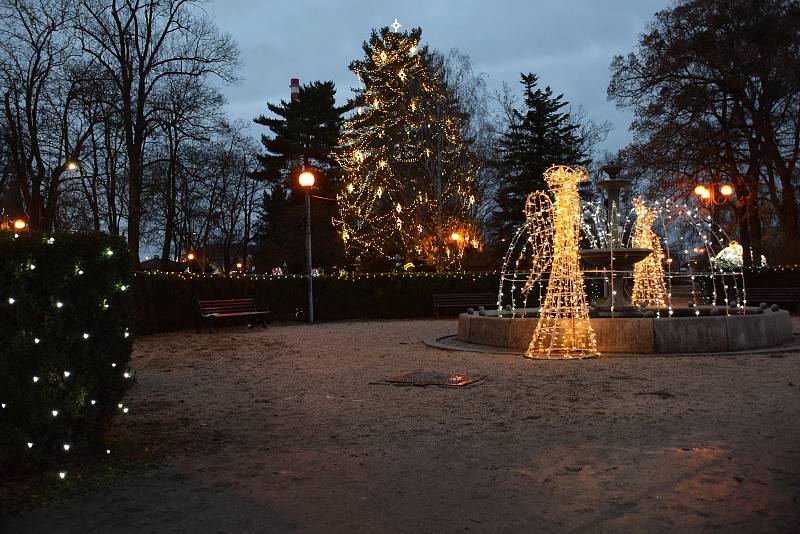 Vánoční výzdoba v parku u nádraží v Břeclavi.