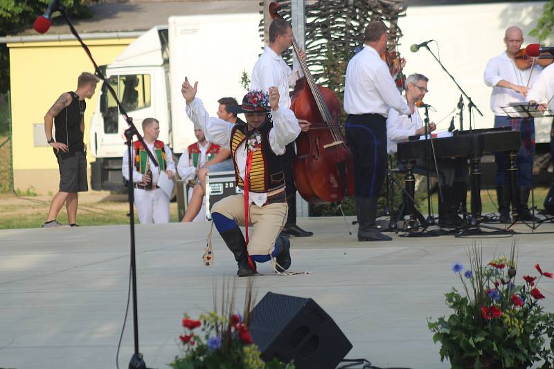 Tradiční folklorní festival Kraj beze stínu.