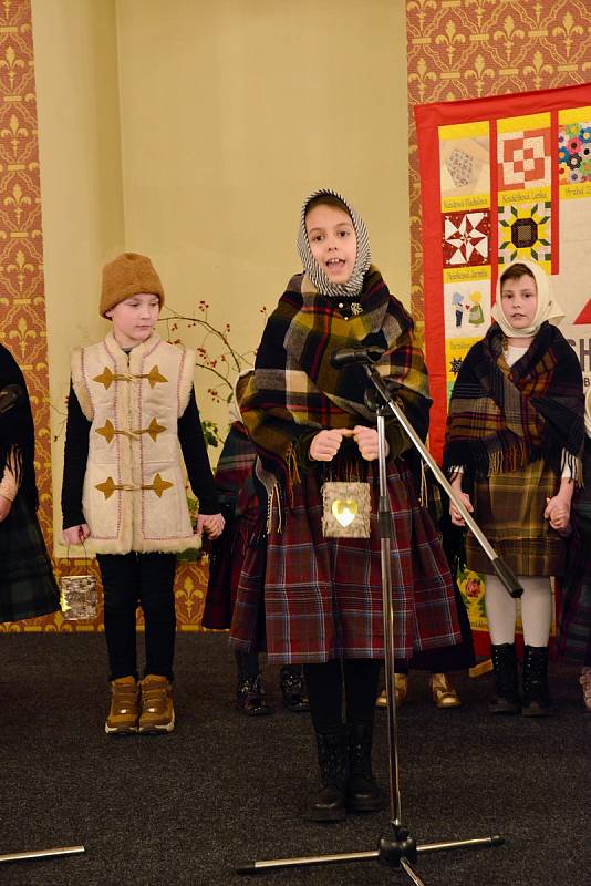 Z vernisáže tradiční adventní výstavy patchworku v břeclavské synagoze.