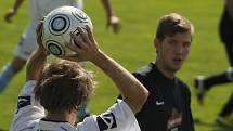 Fotbalisté Hrušek (v bílém) zažívají po postupu do okresního přeboru stále těžší zápasy.