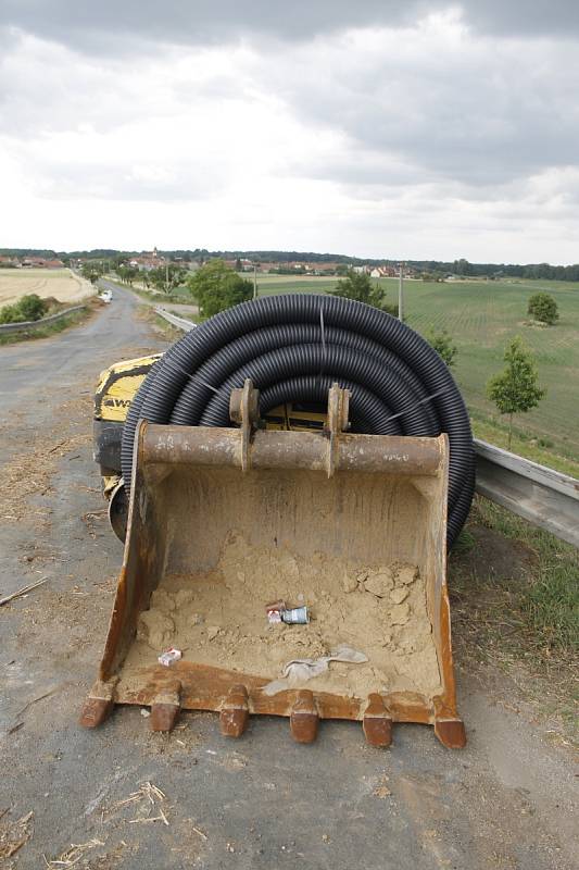 Most přes železnici u Ladné připravují dělníci a stroje na zbourání. Na jeho místě postaví nový. 