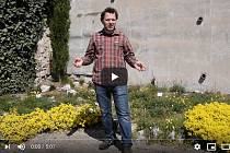 Botanik Adam Knotek provádí zámeckými zahradami pomocí videa