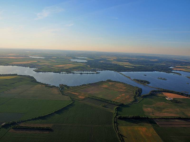 Podvečerní let nad Pálavou na počátku léta.