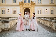 Do kostýmů šlechticů se lidé obléknou na zámku ve Valticích