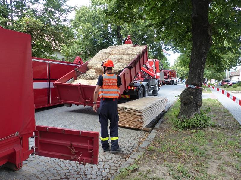 Od sobotního poledne se hasiči snaží vyprostit ze studny zavaleného muže. Na místě jim pomáhá Záchranný útvar ze Zbirohu a Báňská záchranná služba z Hodonína a Libušína.