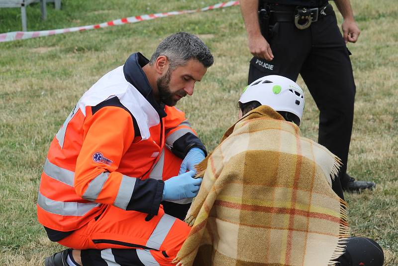 Cvičení Katamarán 2018. U přístaviště v Pavlově na Břeclavsku se dostala do problémů výletní loď. Záchranáři lovili z vody topící se lidi. Po jednom cestujícím pátrali policejní potápěči.