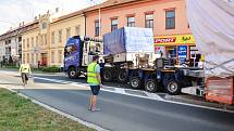 Obří transport míří z Třebíče do Hodonína k slovenským hranicím. Jede až do Velké Británie. Na snímku průjezd přes Pohořelice na Brněnsku.