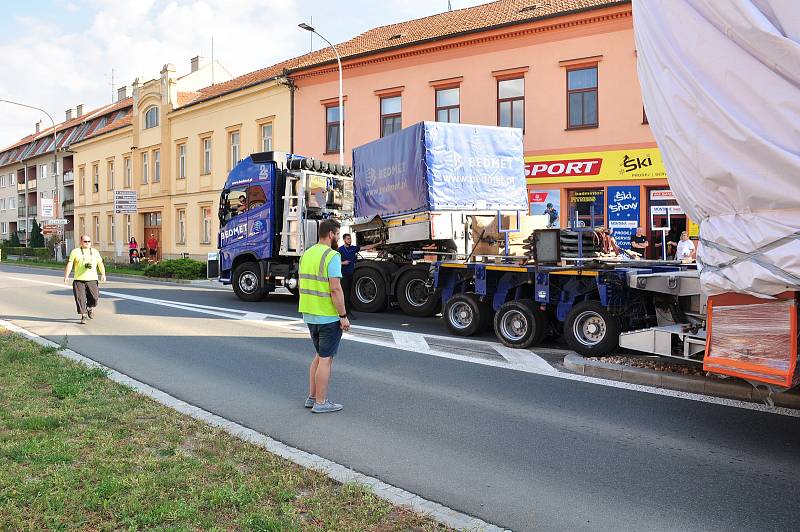 Obří transport míří z Třebíče do Hodonína k slovenským hranicím. Jede až do Velké Británie. Na snímku průjezd přes Pohořelice na Brněnsku.