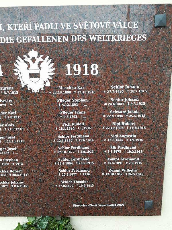 Ve Starovicích se nově nachází pamětní deska vojákům, kteří padli v první světové válce. O její vznik se zasadil Vilém Barák s rodinou.
