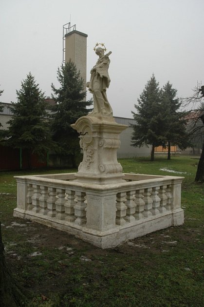 Opravená socha svatého Jana Nepomuckého v Nových Mlýnech.