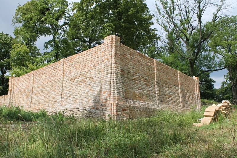 Opravy zámečku Insel u Mikulova postupují rozvážně. Stavebníci už zapracovali například na části vysoké zdi a bastionu. Vchod střeží brána s vinařskými symboly a iniciálou současných majitelů. V blízkém okolí se nachází také sporně vysazený vinohrad.