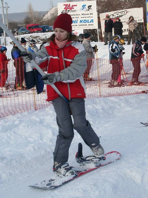 Sněhové radovánky ve ski areálu v Němčičkách.