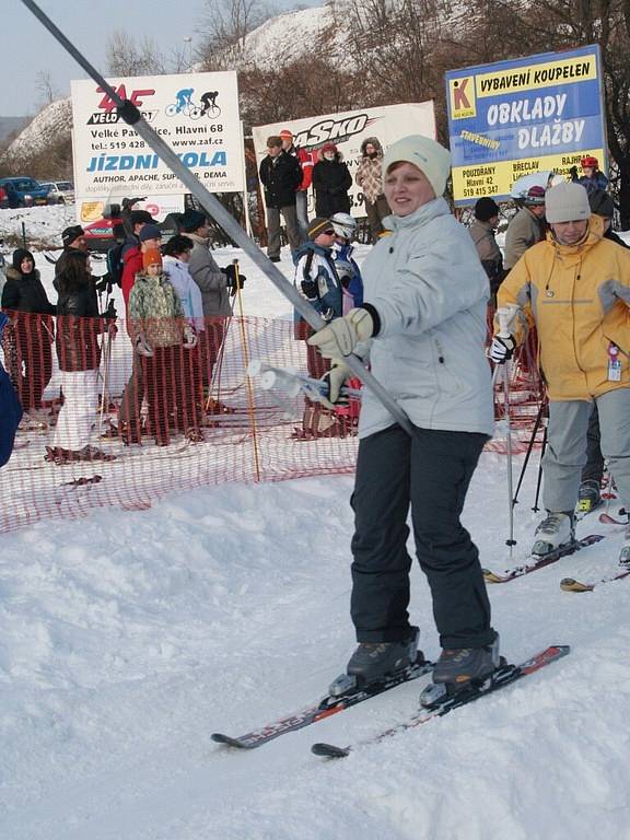 Sněhové radovánky ve ski areálu v Němčičkách.