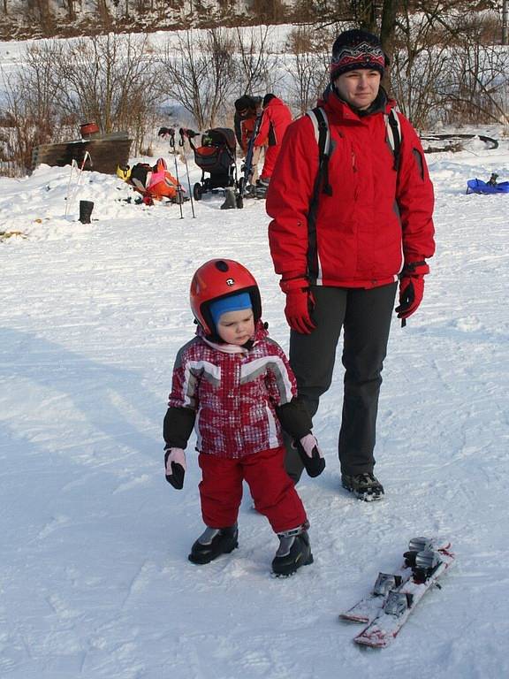 Sněhové radovánky ve ski areálu v Němčičkách.