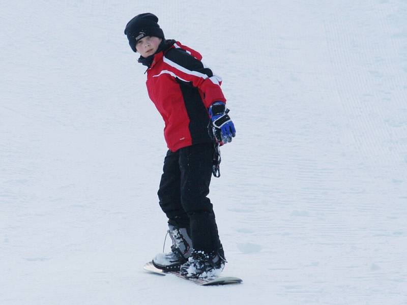 Sněhové radovánky ve ski areálu v Němčičkách.