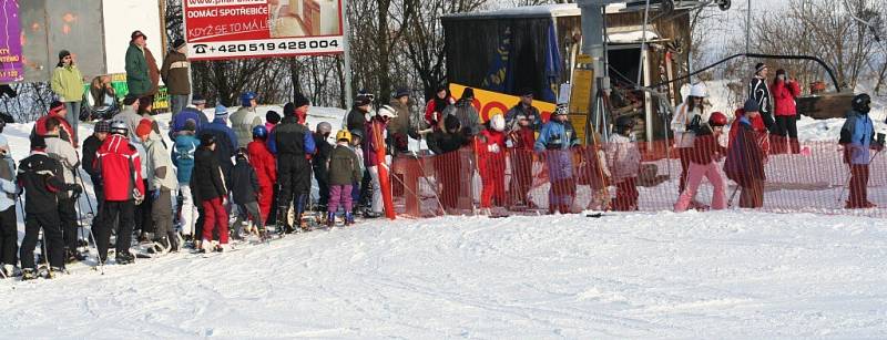 Sněhové radovánky ve ski areálu v Němčičkách.