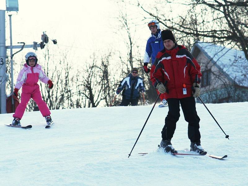 Sněhové radovánky ve ski areálu v Němčičkách.