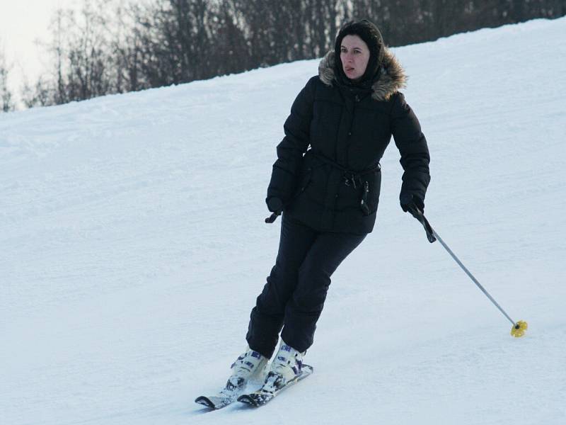 Sněhové radovánky ve ski areálu v Němčičkách.