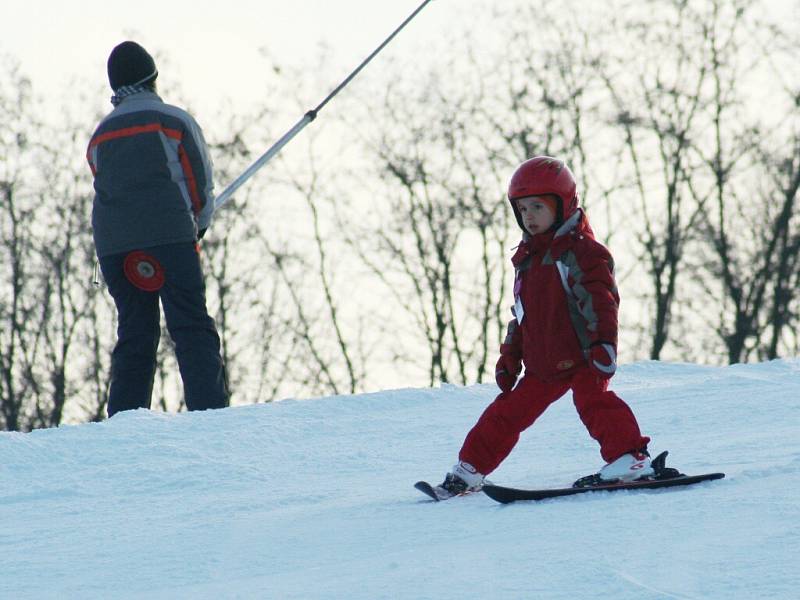 Sněhové radovánky ve ski areálu v Němčičkách.