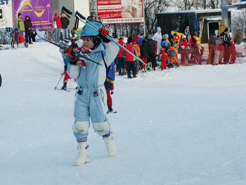 Sněhové radovánky ve ski areálu v Němčičkách.
