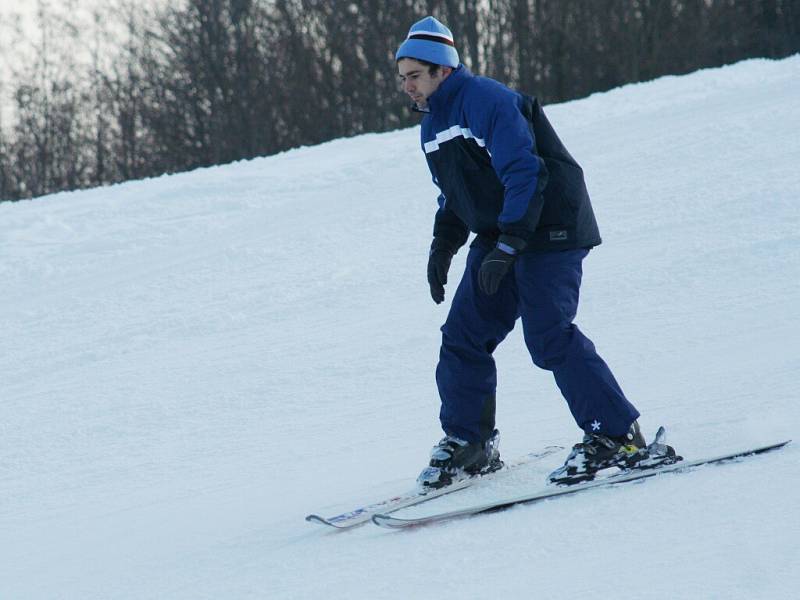 Sněhové radovánky ve ski areálu v Němčičkách.