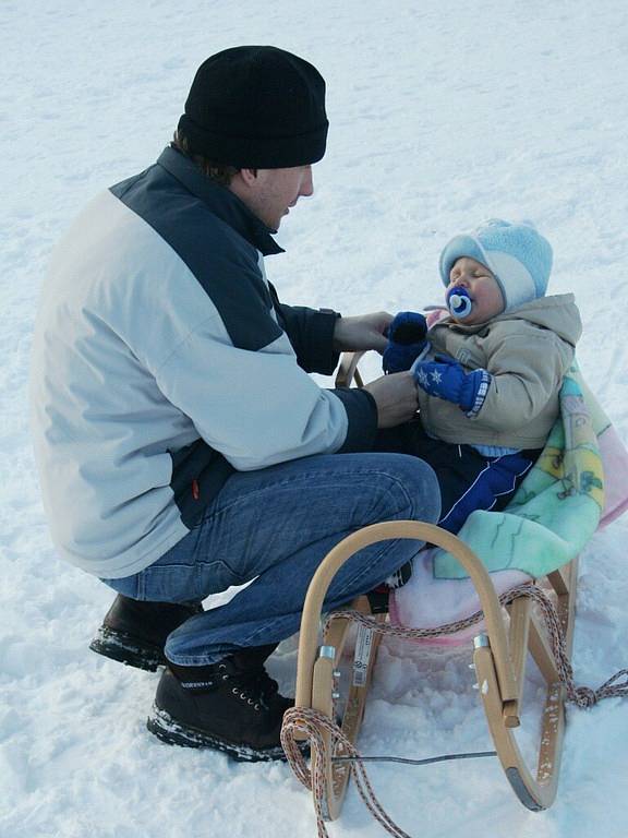 Sněhové radovánky ve ski areálu v Němčičkách.