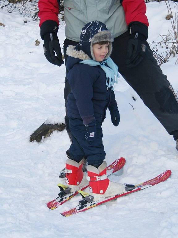 Sněhové radovánky ve ski areálu v Němčičkách.