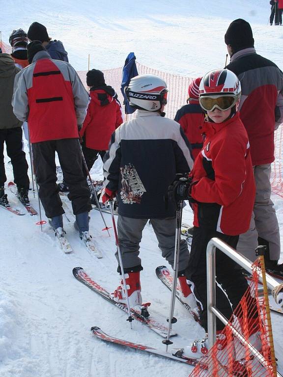 Sněhové radovánky ve ski areálu v Němčičkách.