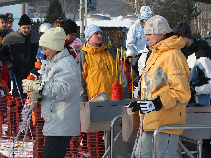 Sněhové radovánky ve ski areálu v Němčičkách.