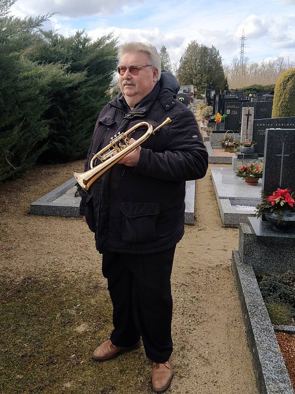 Lidoví muzikanti hrají omezeně na pohřbech i za covidu. Pavel Svoboda z Hustopečí to bere jako důstojné rozloučení se zemřelými.