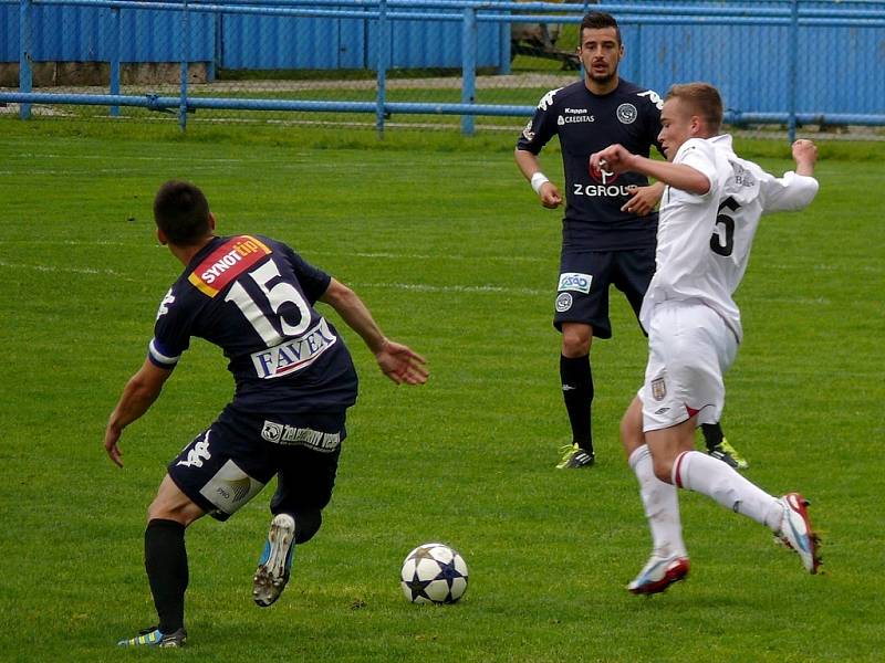 Břeclavští fotbalisté (v bílém) se o body se Slováckem podělili.