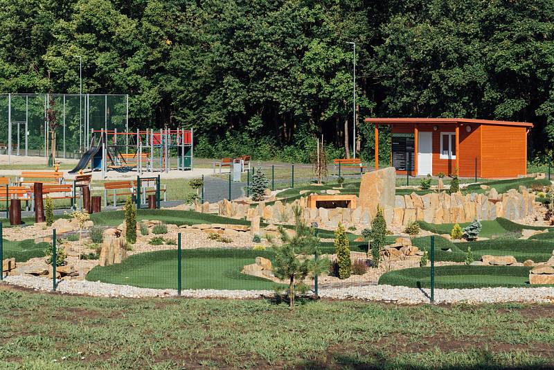 Adventure golf a pohled na dětské hřiště