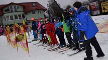 V Němčičkách zahájili v sobotu 7. prosince kurzy v lyžařské škole. Kapacita je zcela zaplněná. Učit lyžovat se na nejníže položeném svahu ve střední Evropě bude na 380 dětí.