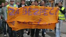 Nedělní (22. dubna 2010) pochod za zbitého mladíka v Břeclavi