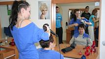 Budoucí kadeřníci z břeclavského učiliště ve čtvrtek poměřili síly v soutěži se spolužáky.