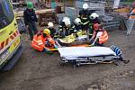 Profesionální hasiči z Hustopečí a Mikulova zasahovali v pátek ráno společně v Dolních Věstonicích. Záchraňovali dělníka po pádu do několik metrů hlubokého výkopu. 